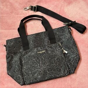 Baggallini Avenue Satchel NWOT’s